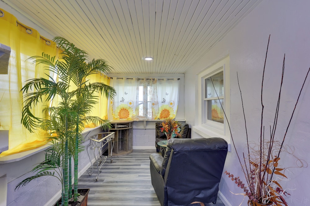 9 Mi to Hersheypark: Spacious Home w/ Deck