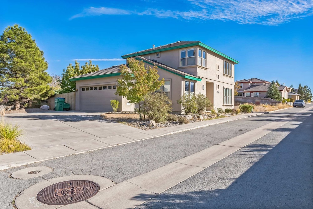 Beautiful Sunsets at 3BR Villa in Reno