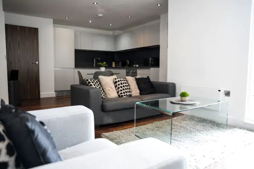 Modern 2 Bedroom Flat City Centre with Parking/Balcony view 4