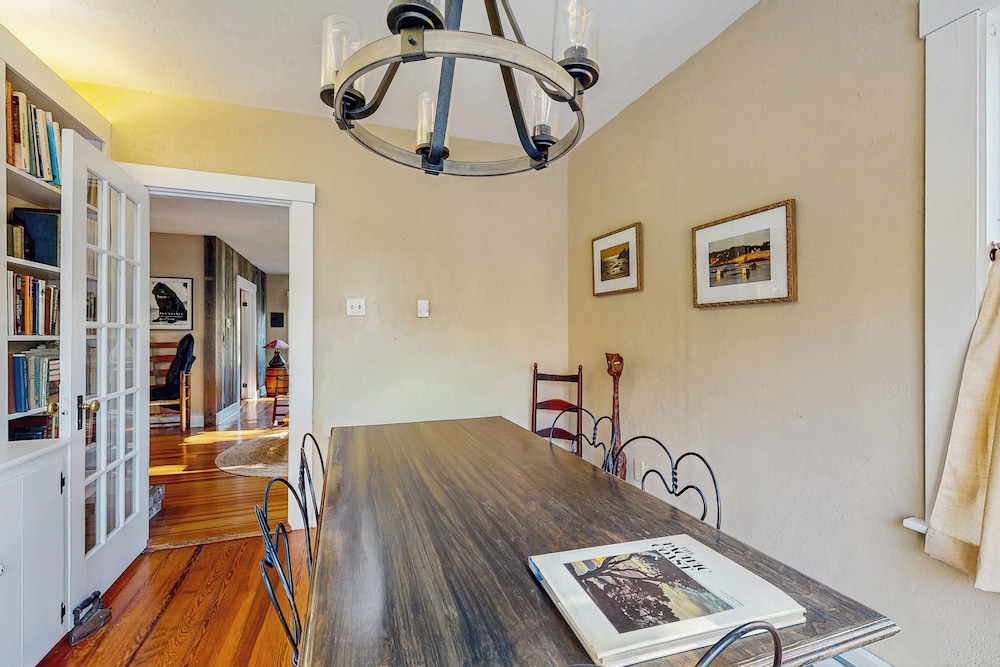 4BR House w/ Kitchen, Jetted Tub, Wifi + gas Grill