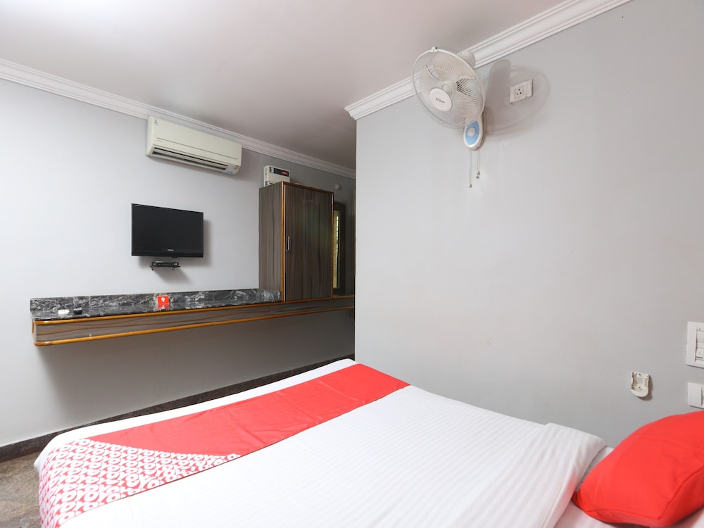 OYO 8828 Holidays Dollars Grand