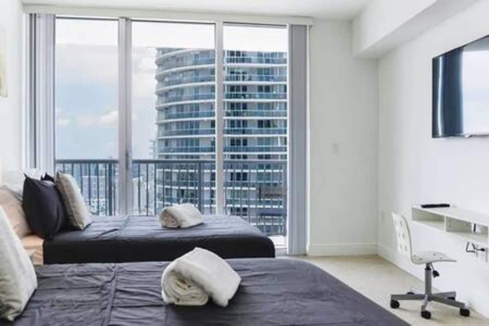 Waterfront 1BR w Bay Views Balcony Full Kitchen