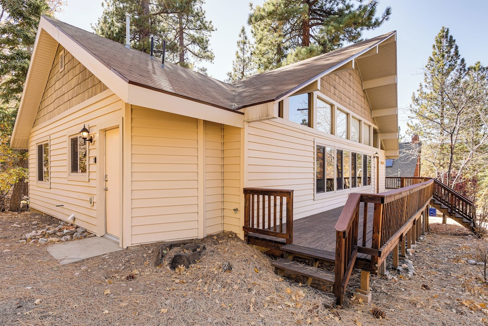 1 Mi to Skiing & Hiking: Big Bear Cabin