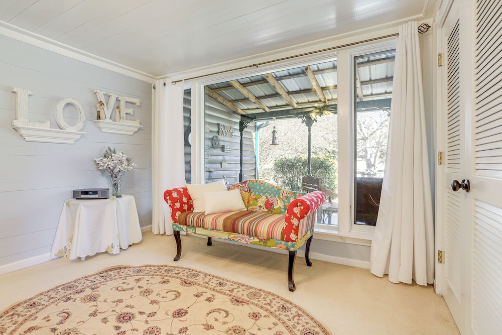 Large Deck: Luxe 6-acre Retreat in Dahlonega!
