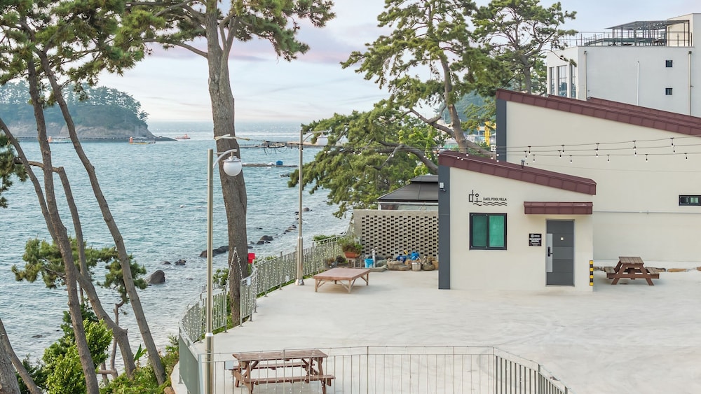 Geoje Daol Pool Villa Pension