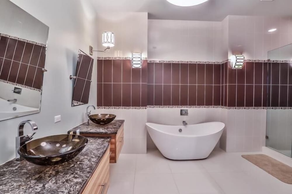 Bord du Mer 6 Bedroom Holiday Home by Five Star Properties
