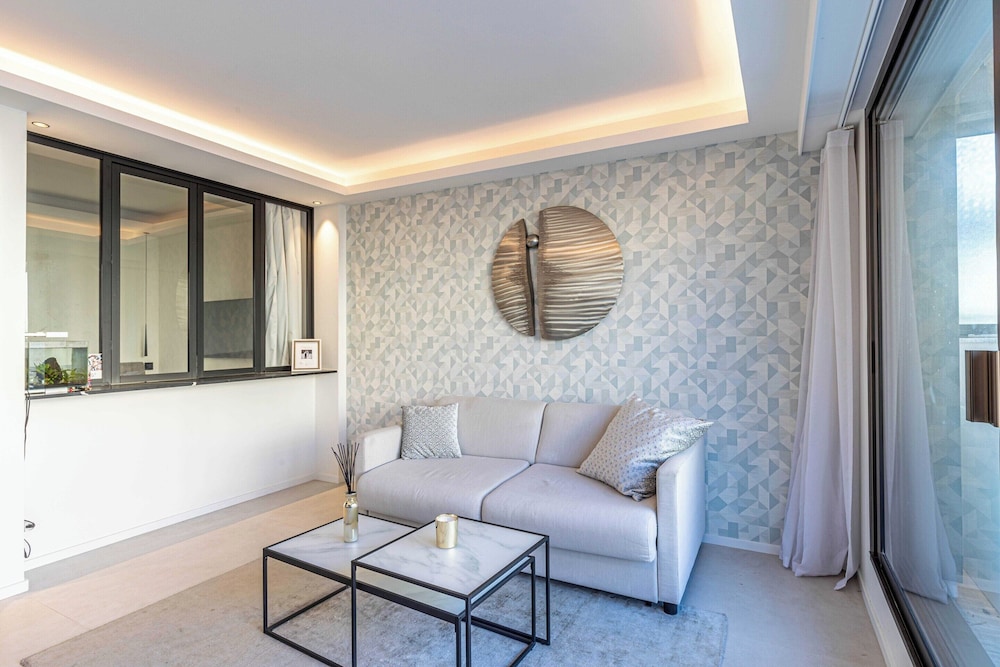 2 Room Apartment in Heart of Cannes+20m2 Terrace