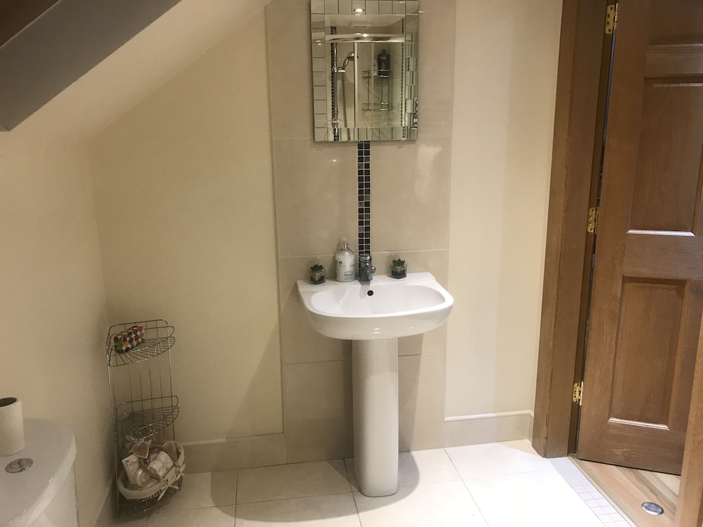 Dungannon 2 Bed Bungalow - Sleeps 5 - Pet Friendly view 3