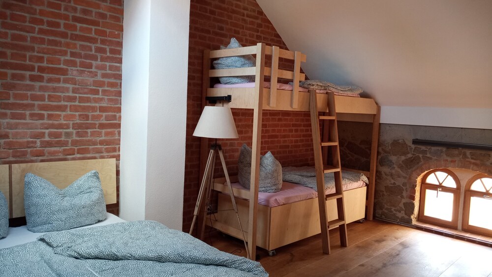 HexenburgbeiDresden Maisonette über 2 Etagen mit 4 Schlafzimmern, Kamin, Terrasse und Faßsauna, Nähe Sächsische Schweiz