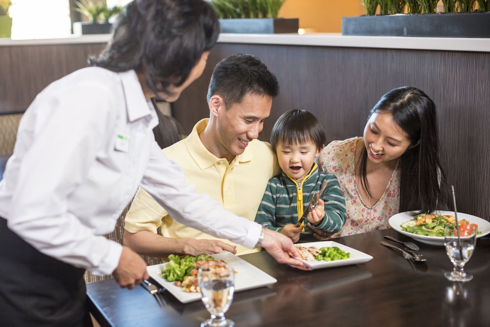 Indianapolis Vacations - Holiday Inn Indianapolis Airport Area N, an IHG Hotel - Property Image 3