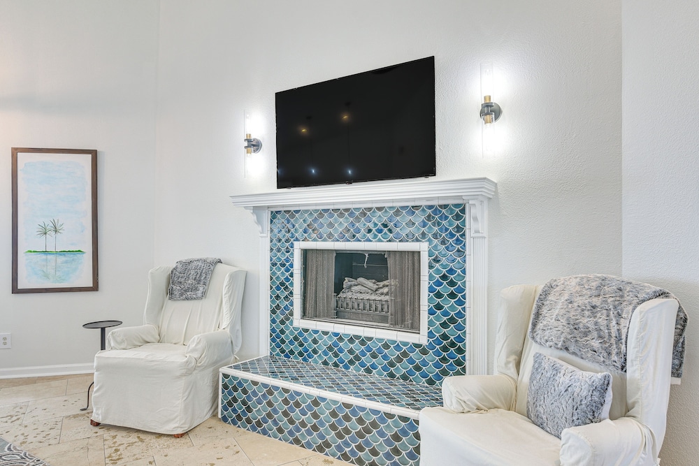Beachfront Retreat: West End Home in Galveston!