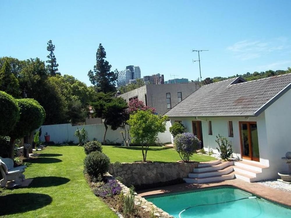 Mizizi House of Sandton Bed & Breakfast