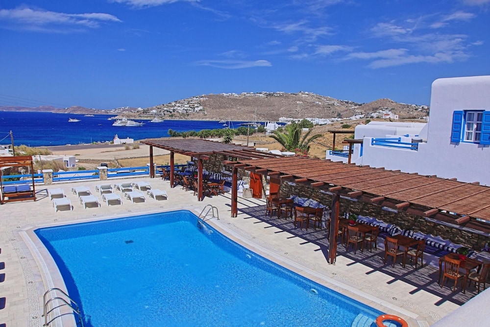 Maganos Eikosi in Thira view 4