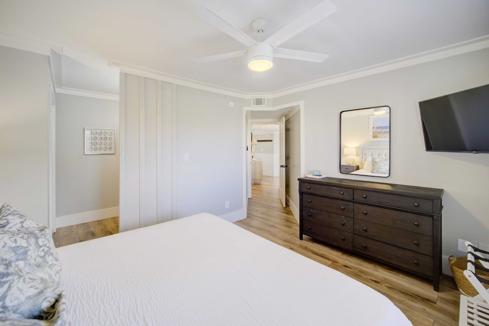 2 Condos, Steps to the Beach Pool+hot Tub, Balcony Lounge Triton & Sea Haven