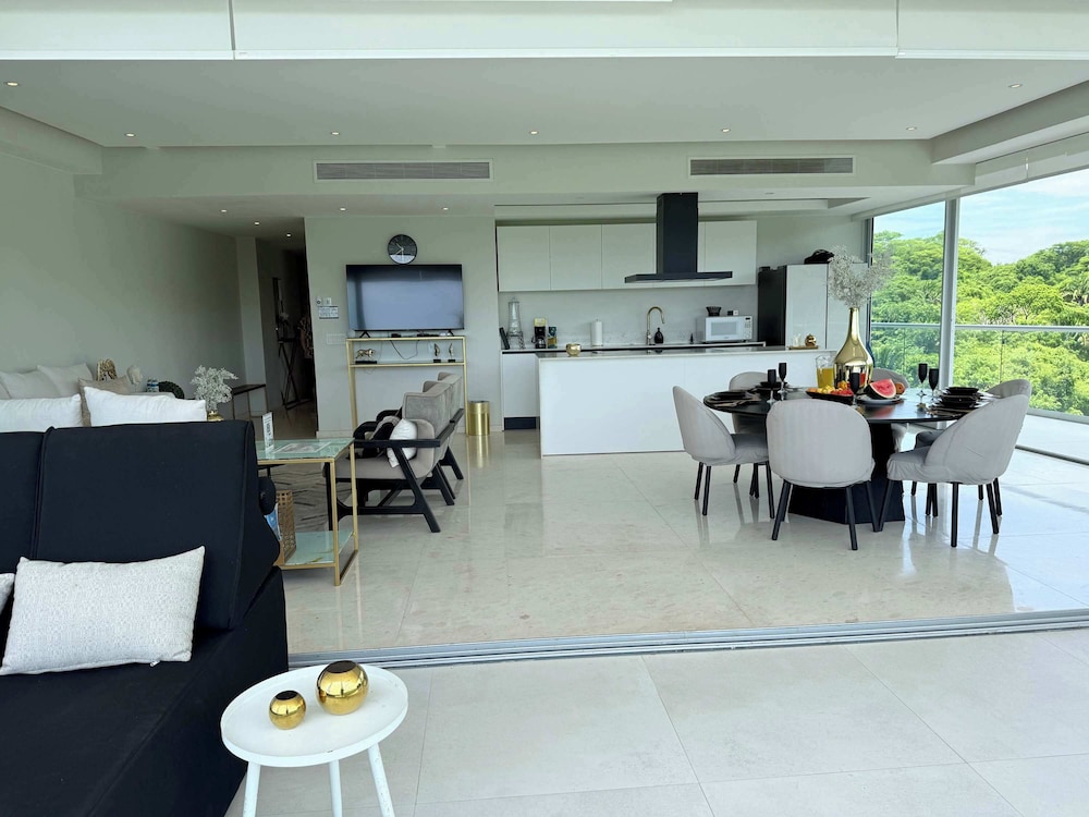 Luxury 2BR Bolongo Ocean View Private Beach
