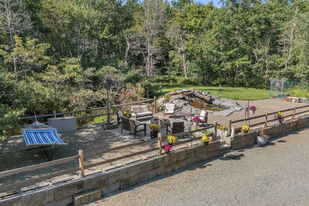 Bigwood Cabin Retreat Hot Tub, Game Room, Firepit Lounge & Private Yard
