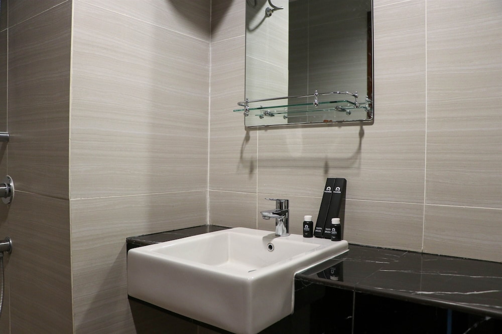 Fancy And Nice Studio Room At West Vista Apartment