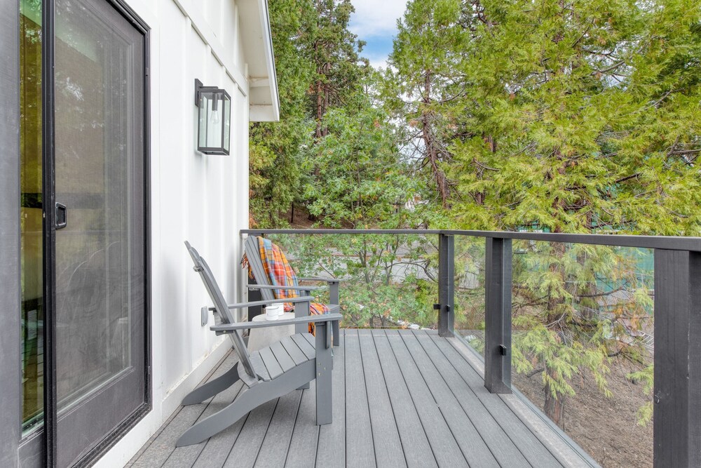 Luxury Retreat, 5mins to the Lake Game Room + Fire Pit Howlite by Avantstay