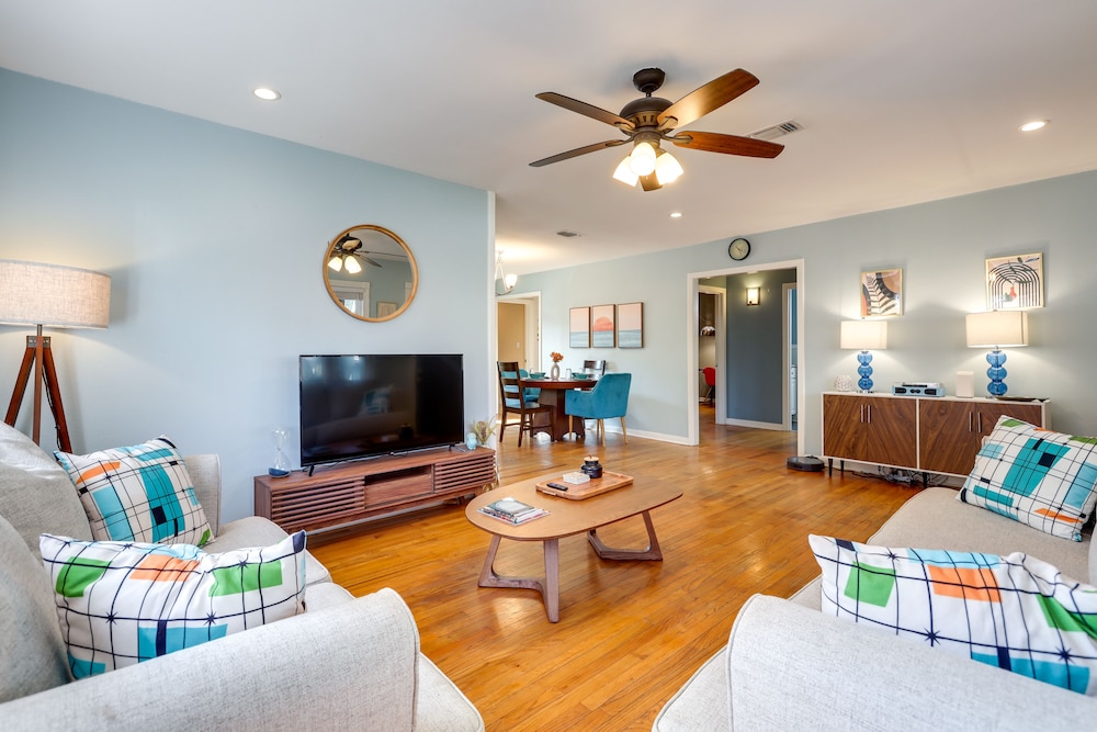 Near Beach & Attractions: Home in Galveston!