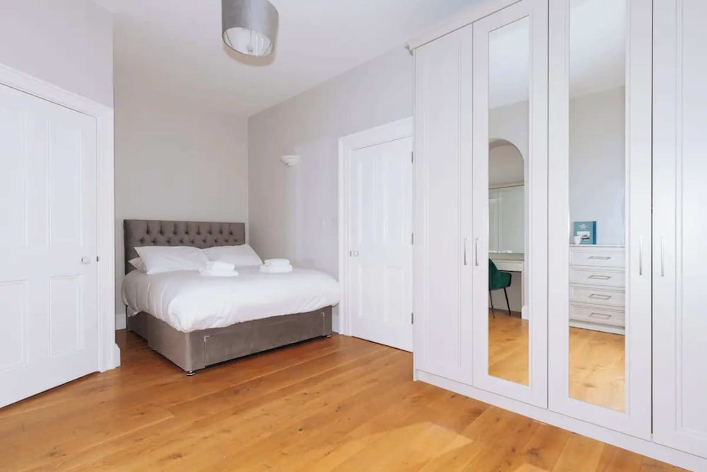 Chic & Characteristic 2BD House - Irishtown