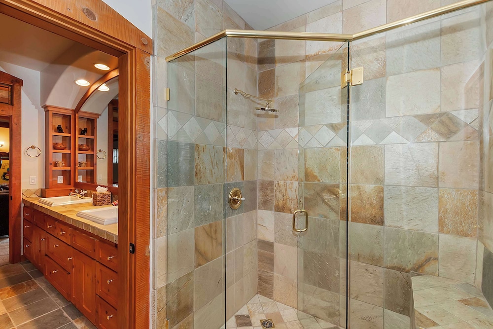 Matterhorn Peak Lodge – Upscale Mountain Escape