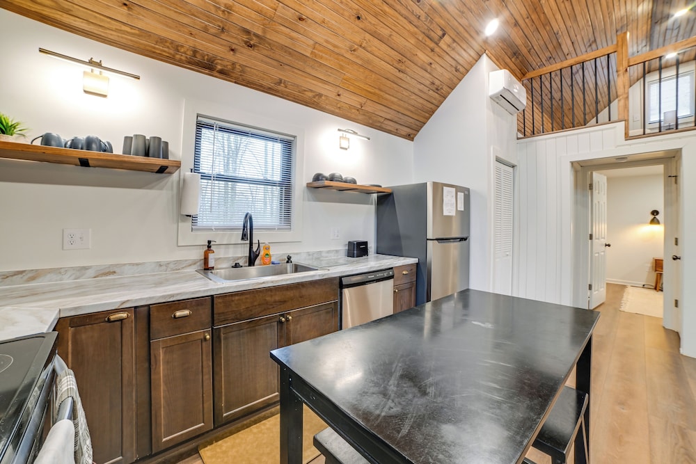 Walk to Marina: Springville Cabin w/ Fire Pit!