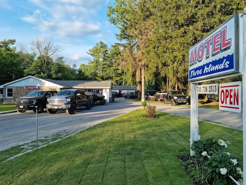 Three Islands Motel