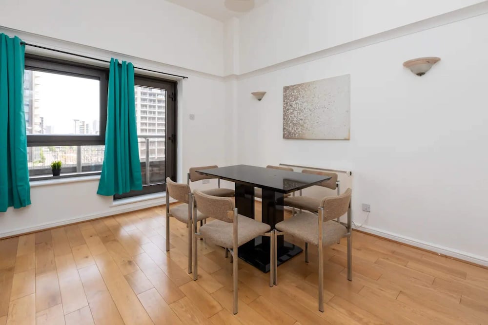 Top Floor 1BD Flat With Balcony - Isle of Dogs