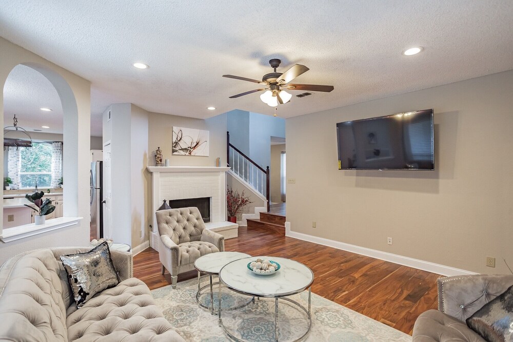 Discount Included! Stunning, Modern, Spacious Getaway Fits Any Group, 2 Game Rooms, Hot Tub 5 Bedroom Home by Redawning - Property Image 7