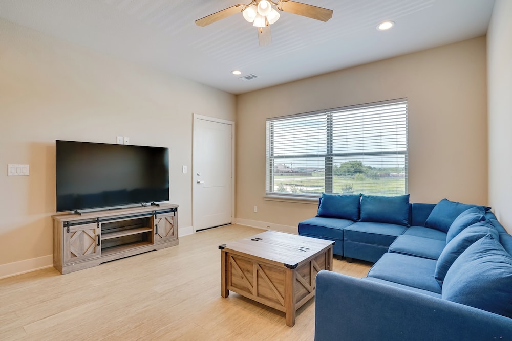 Commute to Fort Worth: Newly Built Apt w/ Pool