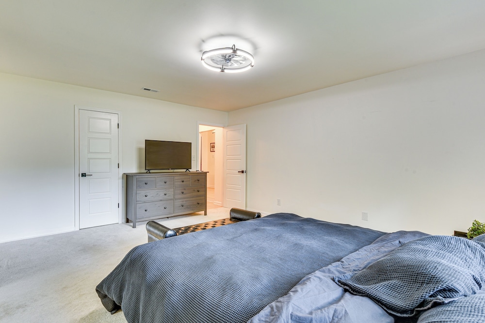 10 Mi to Uptown Charlotte: Family Home w/ Backyard