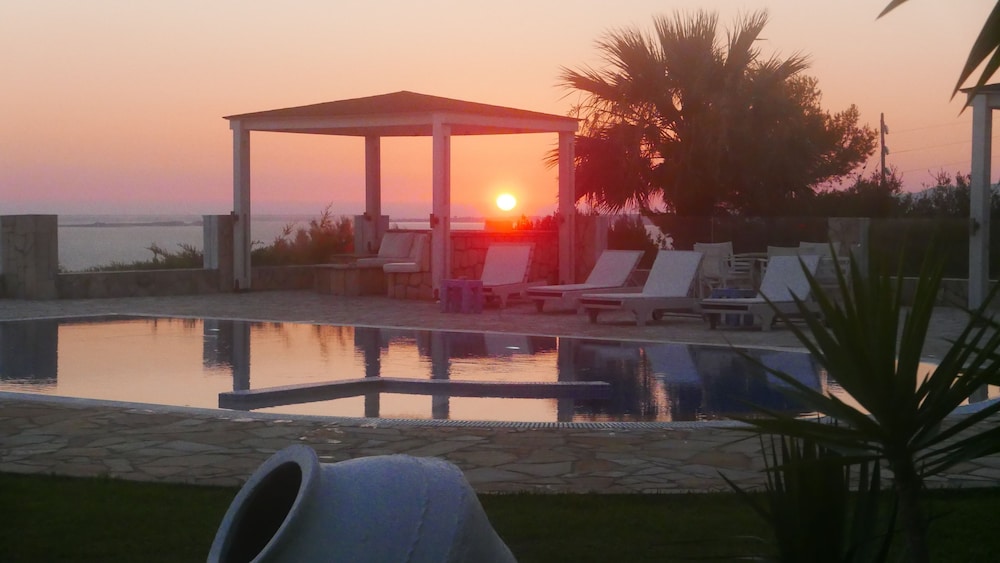 Agnanti Suites