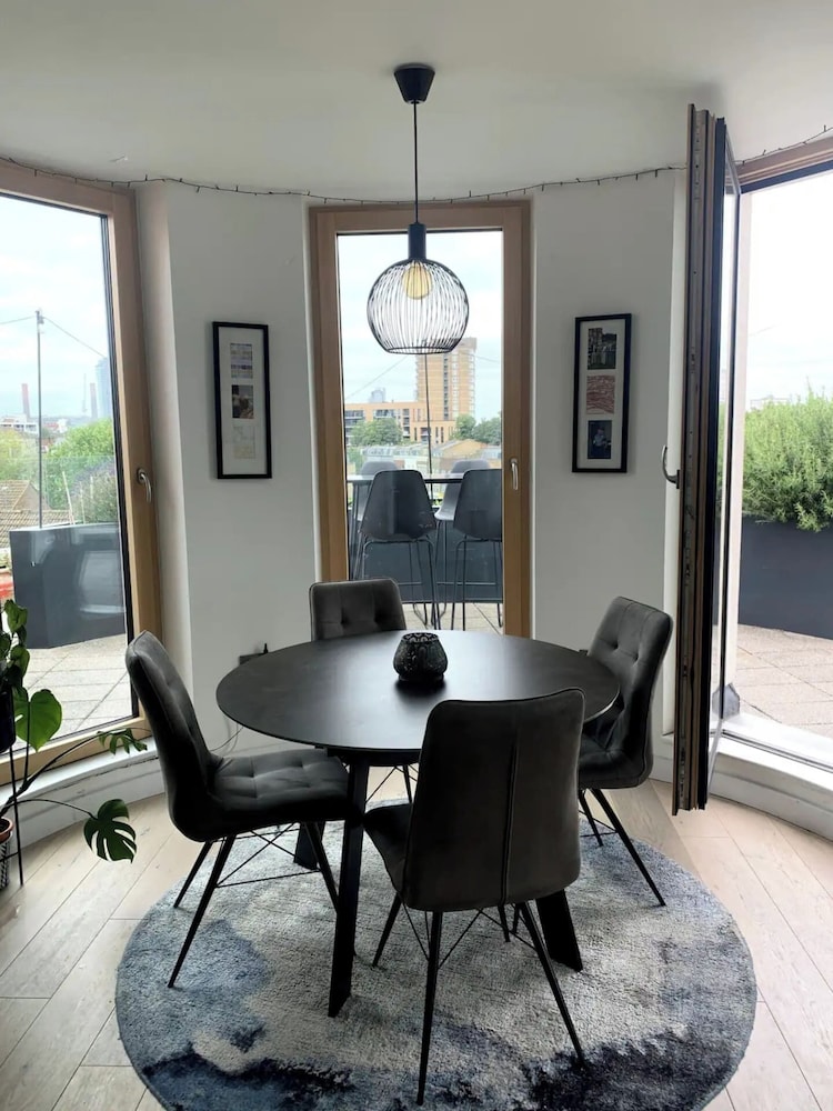 Stylish 2BD Flat With Private Balcony - Battersea