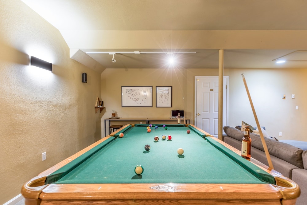 River Rock by Avantstay 8 Bedroom Ski Estate w Hot Tub Movie Theatre 10 Min Walk to Mtn