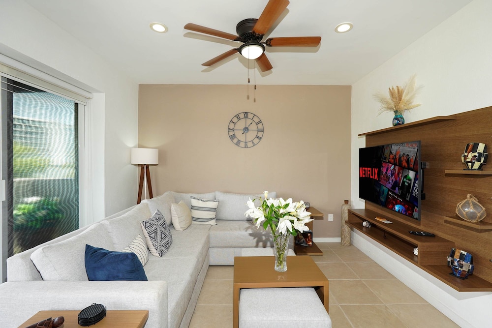 Sleeps 10 Views Beach 1 Block