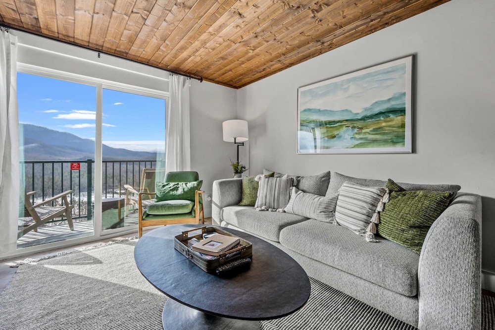 Luxe Condo - Mountain Views - Pool Hot Tub Sauna