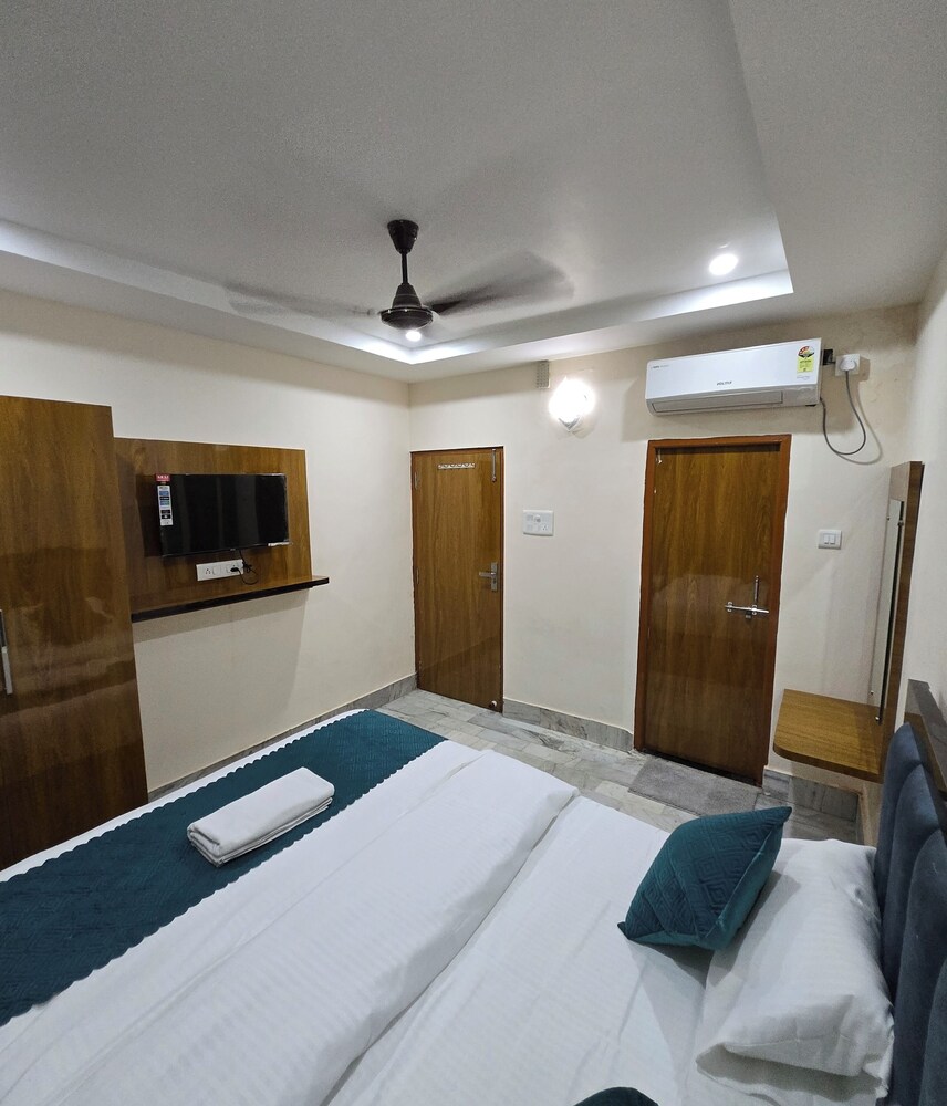 Rudra PGH - just near Temple & Ghats