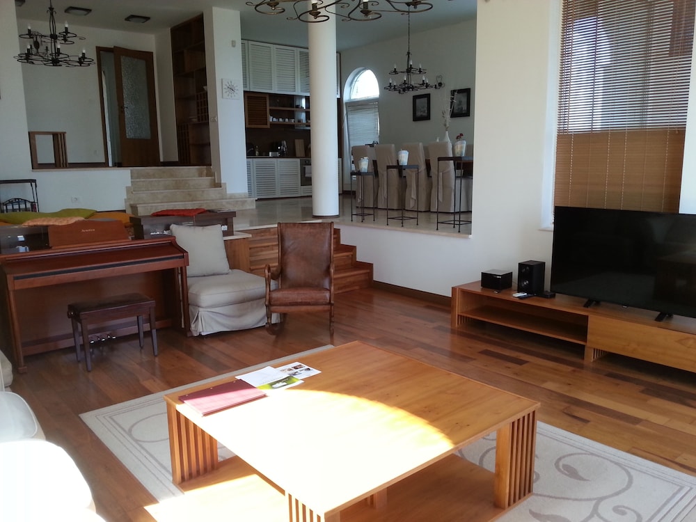 Lighthouse Luxe Estate Apart & Villas