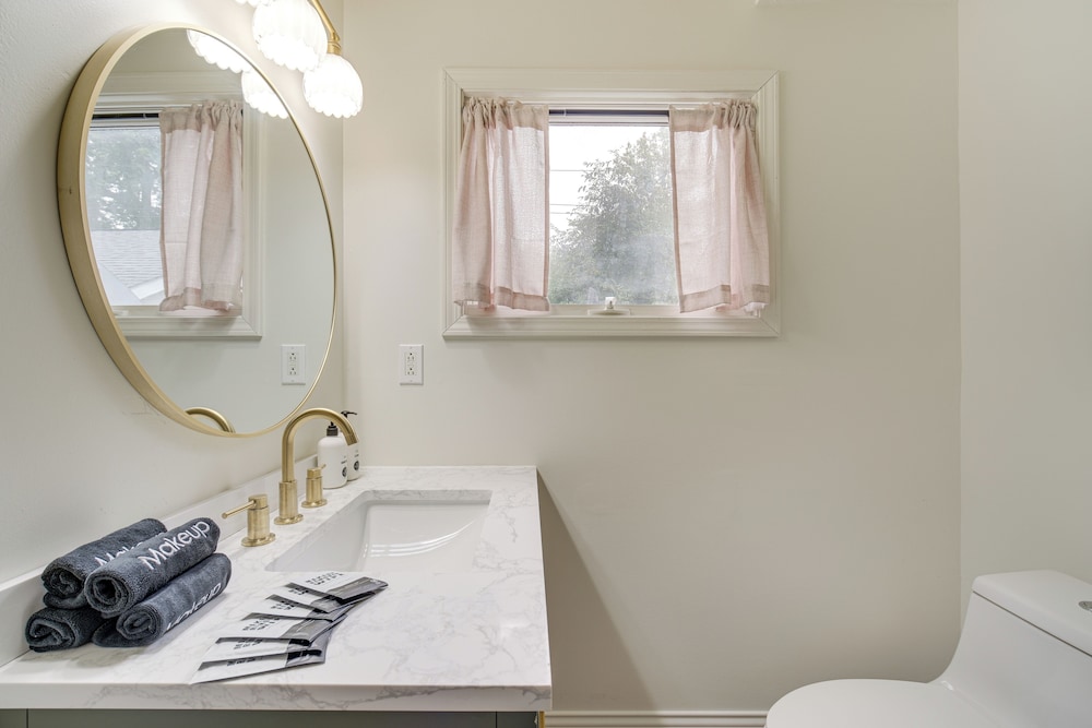 < 1 Mi to Lake Erie: Home w/ Hot Tub & Game Room!