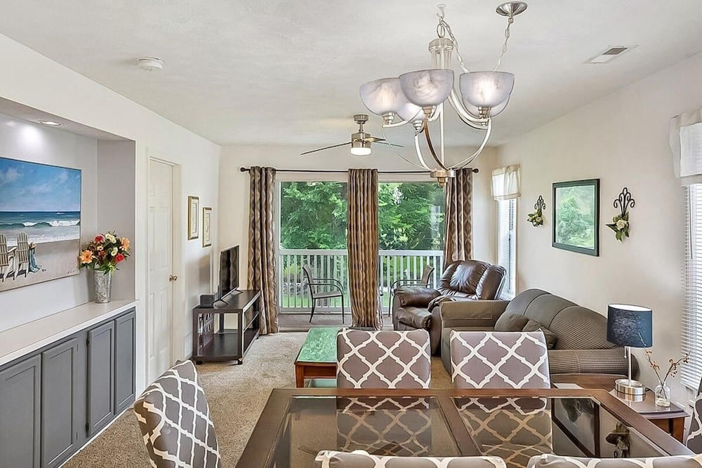 River Oaks 33f 2 Bedroom Condo