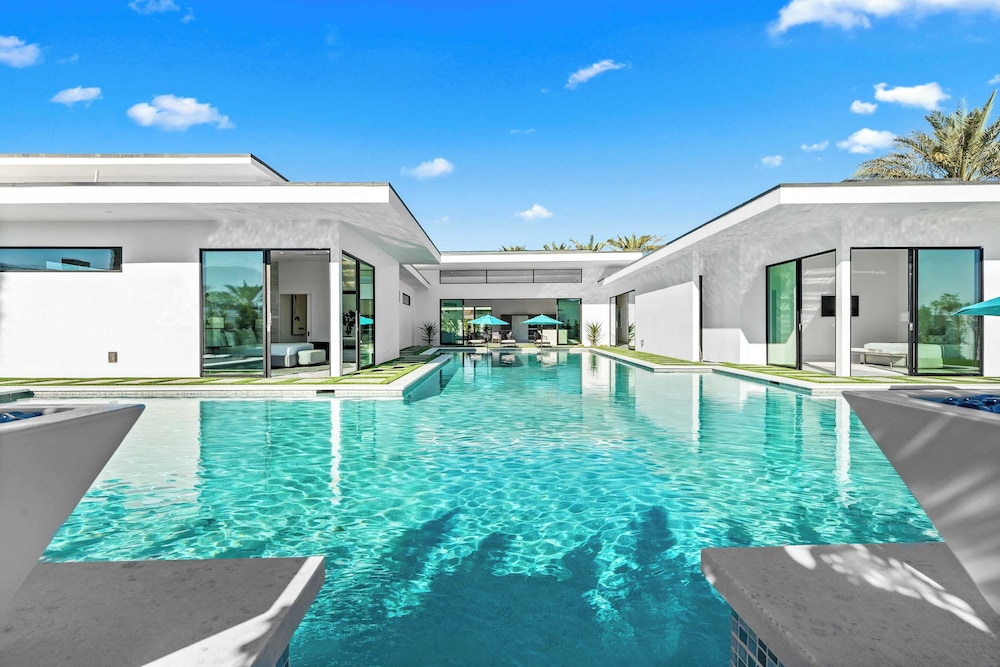 Exclusive Indio Villa Pool, Hot Tub, Putting Green Sleeps 18 Bravo #6