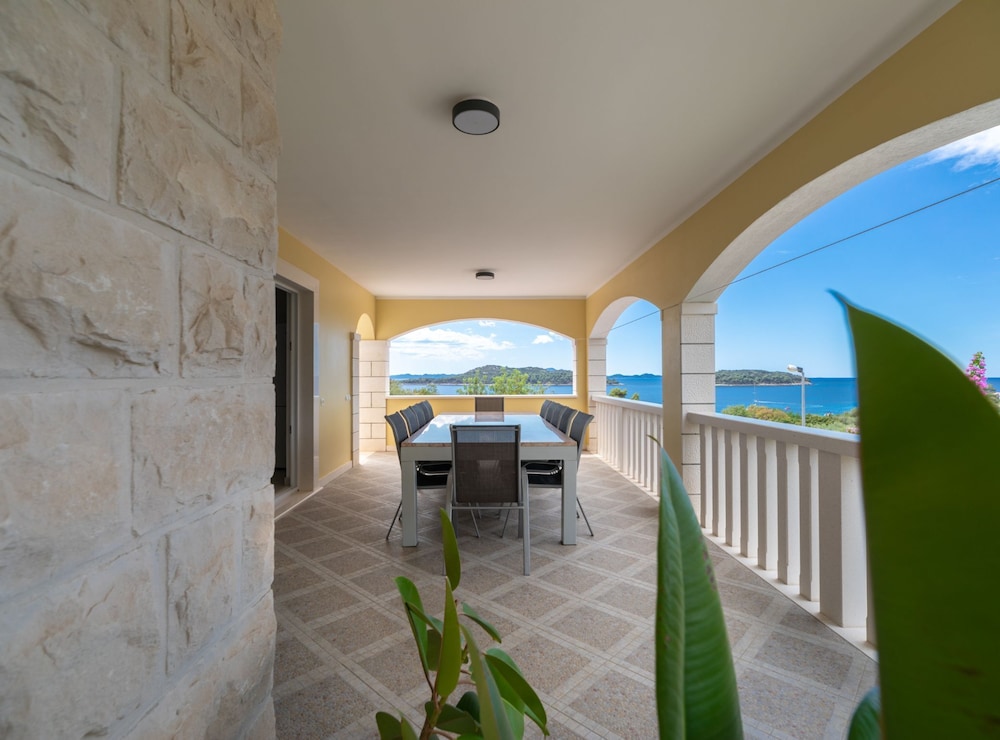 Modern Villa Near the Sea