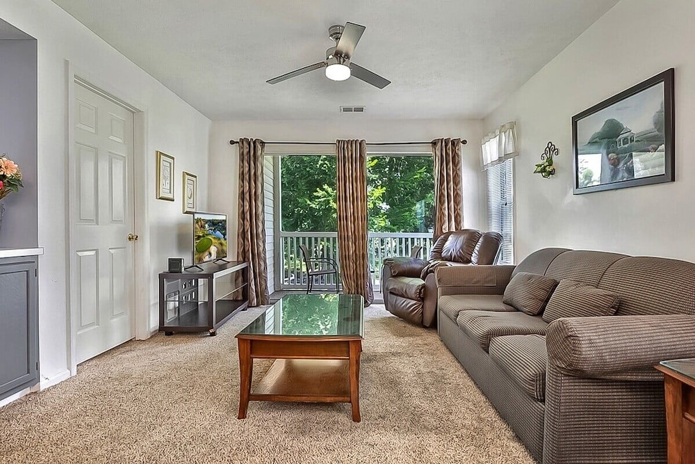 River Oaks 33f 2 Bedroom Condo