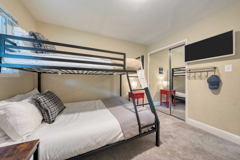 Ski Way by Avantstay Cozy Tahoe Home w/ Fireplace & Balcony