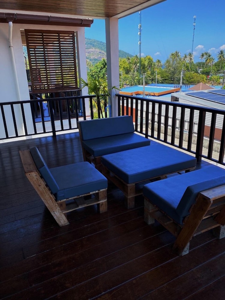 The Reef Hotel & Studios