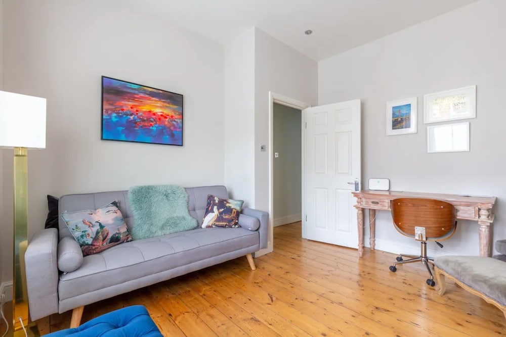 Stylish 1 Bedroom Apartment in Nine Elms With Garden
