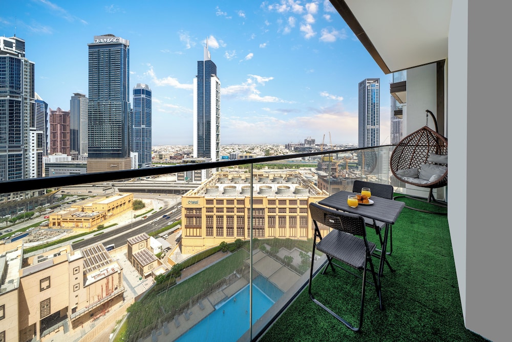 Delujo Stays – Burj Crown Collection