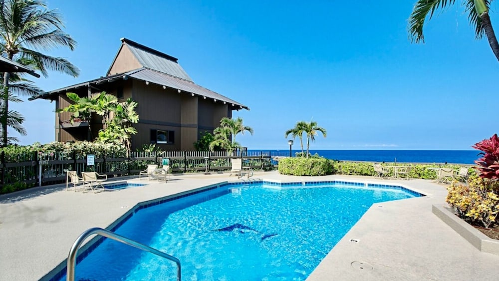 Sophisticated Oceanfront Retreat - Air-conditioned - Walk to Beach - Vrkcv