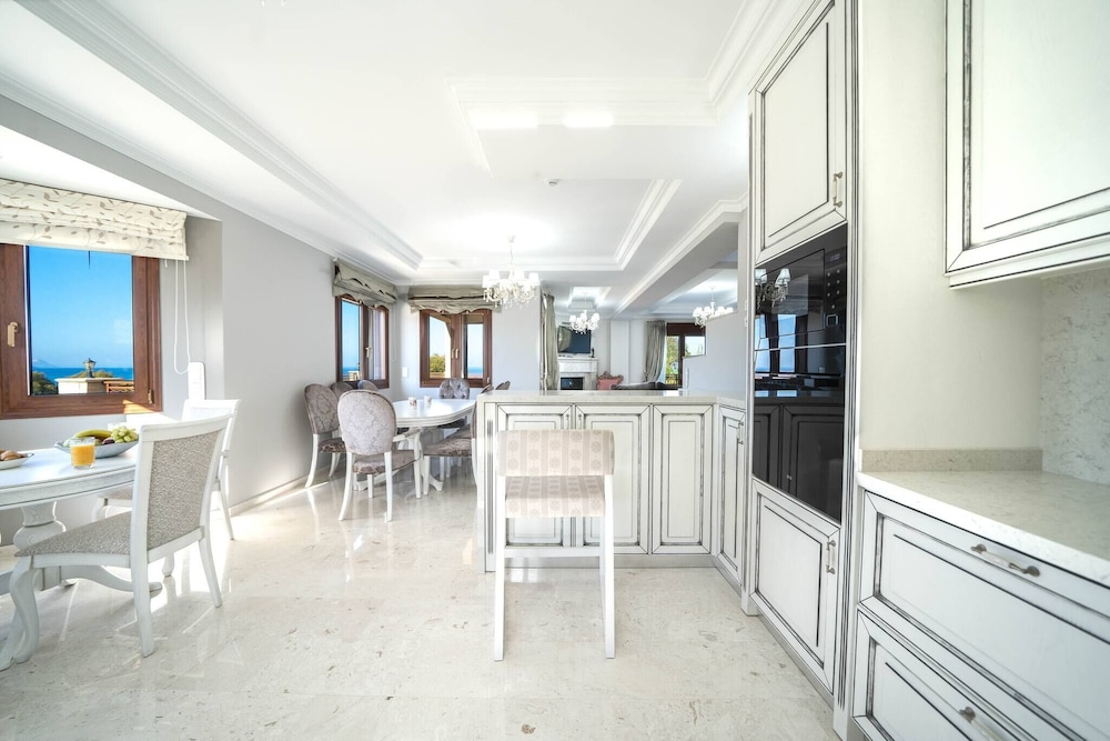 Karyo Villa,- 4bd, 3min On Foot From The Beach!