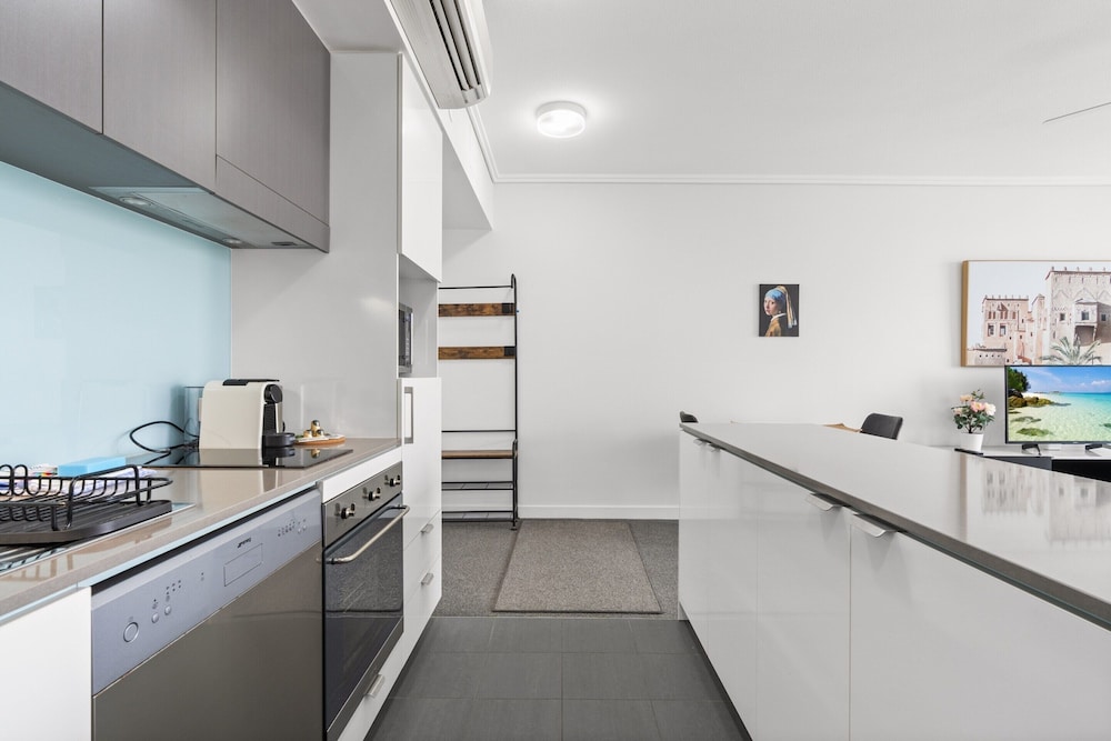 Chic 1 Bed Inner-city Retreat With Pool and Views